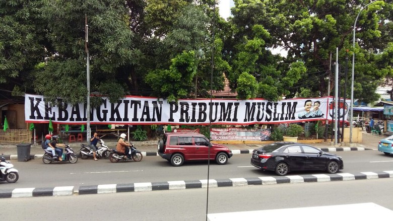 Satpol PP Turunkan Spanduk Kebangkitan Pribumi Muslim di Menteng Satpol PP Turunkan Spanduk Kebangkitan Pribumi Muslim di Menteng