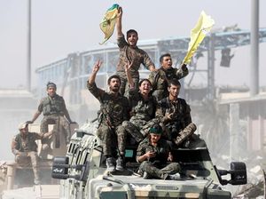 Sorak-sorai Petempur Sambut Kebebasan Raqqa dari ISIS