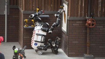 Empat tangan RoboSimian memungkinkan untuk memanjat tangga hingga permukaan tinggi. (Foto: internet)