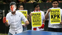 Aktivis yang memakai topeng bergambar Novanto melakukan smash.