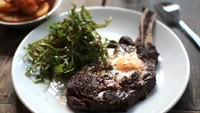 Membuat steak juga wajib Anda kuasai. Chef Paul Shearing dari Bread Street Kitchen milik Gordon Ramsay menekankan pentingnya memilih jenis daging yang tepat. Foto: Istimewa