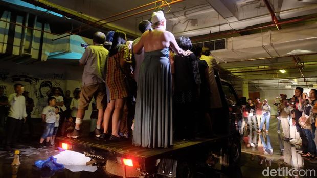 Dancing Queen: Laut, Area Parkir, dan Teater Eksperimen