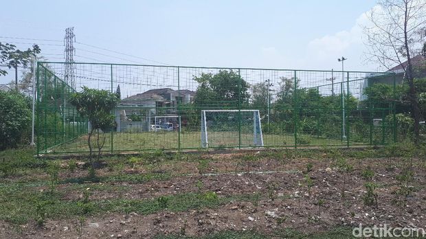 Baru Dibangun 2 bulan Lalu, Lapangan Sepakbola Mini Ini Tak Terawat