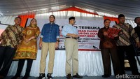 Di ajang penetapan gubernur-wagub DKI terpilih, Sandiaga tetap memakai sepatu kets. Dia memadukannya dengan kemeja biru tua.