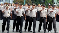 8 Anggota polisi yang menerima penghargaan.