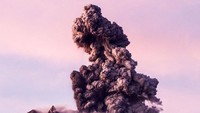 Gunung Sinabung mengeluarkan asap vulkanik tebal pada 17 Oktober 2017 (Foto: AFP/Getty Images)