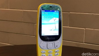 Dilihat dari tampilannya, ponsel feature ini memang cukup layak kalau dibilang sebagai kembaran Nokia 3310 reborn. (Foto: detikINET/Adi Fida Rahman)