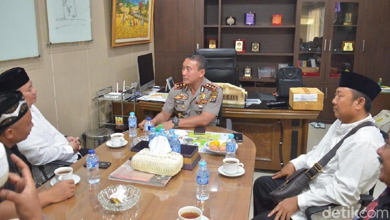 Polisi Mediasi Ormas yang Tolak Sekolah di Pasar Kemis Tangerang Polisi Mediasi Ormas yang Tolak Sekolah di Pasar Kemis Tangerang