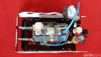 Spektronics memiliki dimensi 36,8 cm panjang, 25,0 cm lebar, dan 29.0 cm tinggi dan dengan massa 7.500 gram. Reaktor yang digunakan terbuat dari bahan yang memiliki daya tahan korosi yang sangat baik yaitu SS316.