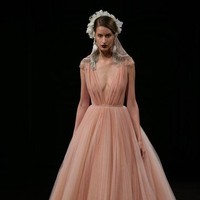 Satu lagi inspirasi baju pengantin non-putih. Gaun Naeem Khan ini bisa dilirik. (Foto: Getty Images)