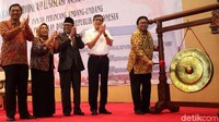 OSO memukul gong tanda dibukanya Rembuk Nasional.