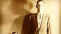 Robert Wadlow tercatat sebagai manusia tertinggi yang pernah hidup mencapai ketinggian 2,7 meter. Ia meninggal di usia 22 tahun karena kondisi tubuhnya yang melemah tak mampu melawan infeksi. (Foto: Instagram/playgroundforgiants)