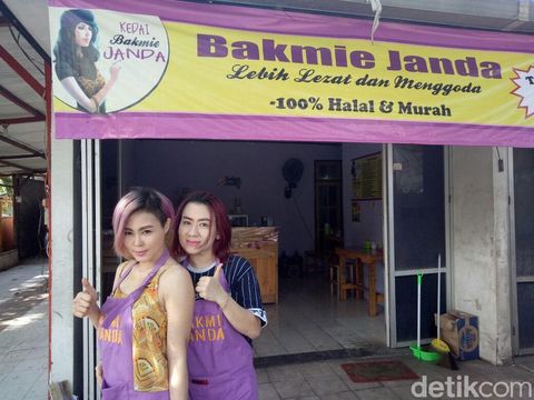 Melihat Pemilik Kedai Bakmi Janda yang Seksi Meladeni Pembeli