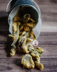 Kriuk! Renyah Gurih Kulit Ikan Goreng Berbalut Bumbu Telur Asin
