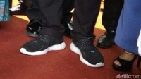Sandiaga memakai sepatu kets hari ini saat mengunjungi SD di Cawang dan Teater Keong Mas TMII, Rabu (18/10/2017).
