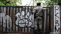 Petugas berusaha membongkar pagar.