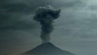 Gunung Sinabung mengerluarkan asap tebal pada bulan Mei 2017 (Foto: AFP/Getty Images)