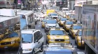 Meski memiliki predikat negara maju, banyak kota besar di Amerika Serikat yang nyatanya belum memiliki kesadaran pada pentingnya penanganan gawat darurat. Video yang diambil di Kota Manhattan ini menunjukkan bagaimana mobil ambulans berwarna kuning ini harus bersabar mengantri bersama mobil-mobil lainnya. Foto: Youtube/Heavy Broadcast