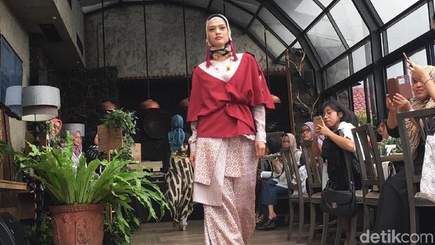 Dear Paris, Koleksi Teranyar Dian Pelangi yang Dipamerkan di Prancis