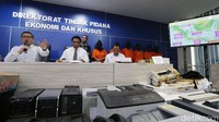 Dalam penggerebekan, tersangka sudah berhasil mencetak uang palsu sebanyak 400 lembar, tetapi sempat dibakar dengan tujuan menghilangkan barang bukti.