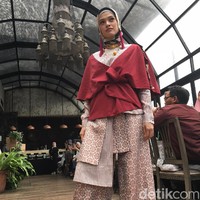 Permainan songket juga tampak pada koleksi Dian Pelangi kali ini. Outerwear rajut dengan gaya layering mampu menciptakan gaya yang struktural. Foto: Dok. Arina Yulistara/Wolipop