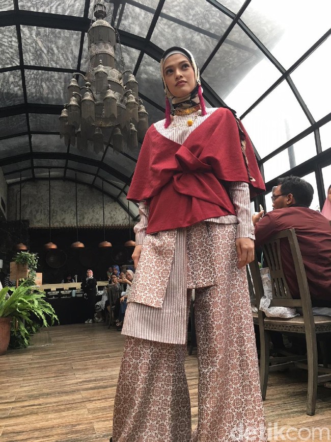 Permainan songket juga tampak pada koleksi Dian Pelangi kali ini. Outerwear rajut dengan gaya layering mampu menciptakan gaya yang struktural. Foto: Dok. Arina Yulistara/Wolipop