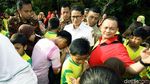 Kunjungi 3 SD, Anies-Sandi Diserbu Para Murid