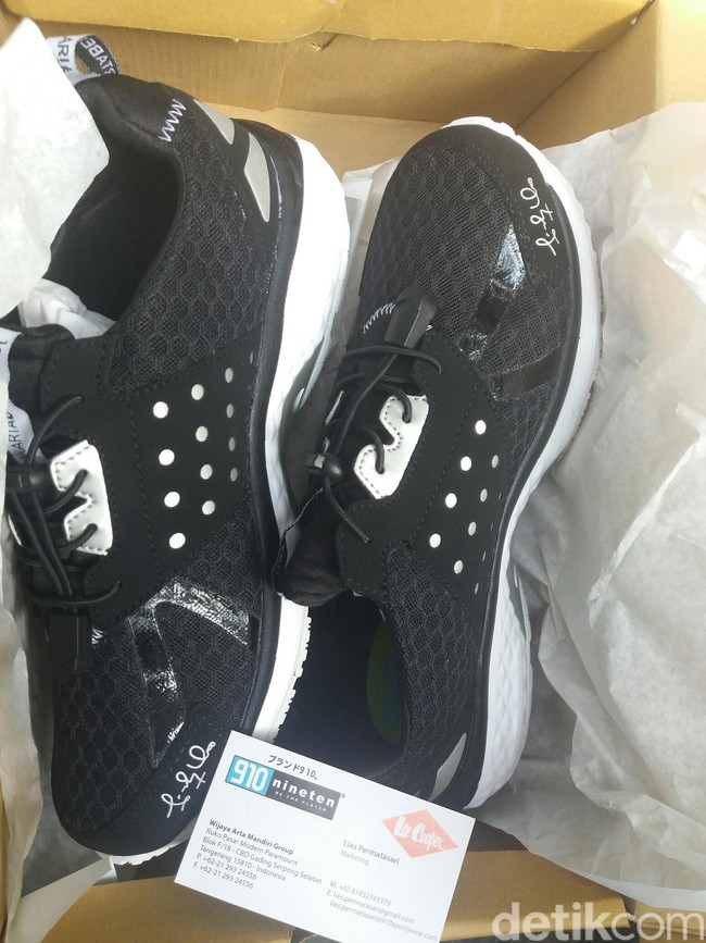 Dikutip dari Detikcom, Sandiaga menjelaskan, saat awal diluncurkan sepatu tersebut berharga Rp 399.000. Dua minggu kemudian, harganya turun menjadi Rp 200.000 setelah muncul imitasinya. Namun melihat dari situs resminya, sepatu lokal ini dibanderol dengan harga Rp 449 ribu. Foto: Dokumentasi detikcom