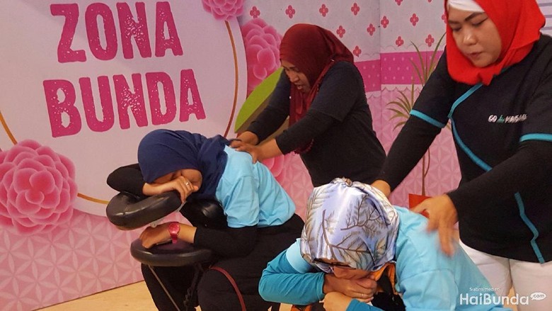 Pijat di Zona Bunda Festival Bunda Happy/ Foto: dok HaiBunda Pijat di Zona Bunda Festival Bunda Happy/ Foto: dok HaiBunda