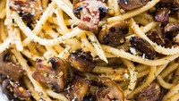 Spaghetti dengan paduan jamur champignon ini rasanya kenyal gurih. Cocok buat yang tak suka daging. Sedikit keju parut memberi rasa gurih enak.Foto: Istimewa