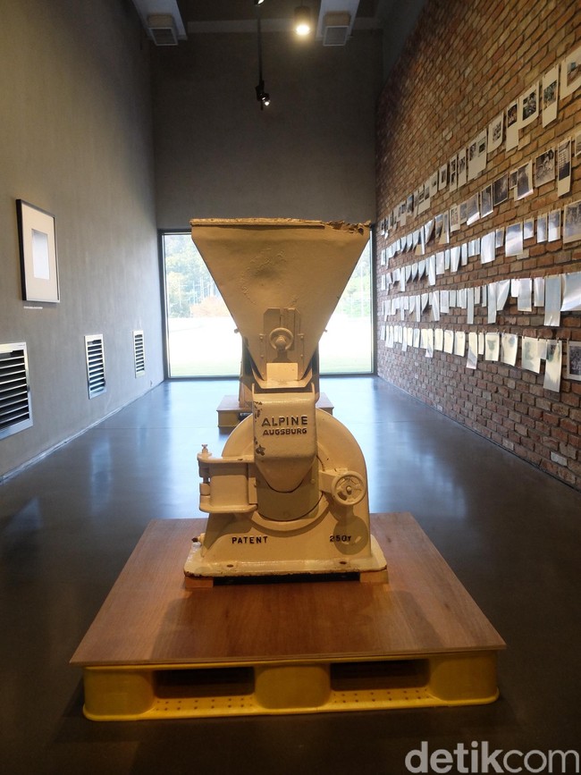 Dalam museum ini pun terpajang mesin untuk membuat bedak tabur. Mesin ini dibeli dari Jerman untuk menggiling bedak menjadi halus. Foto: Kiki Oktaviani/Wolipop