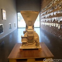 Dalam museum ini pun terpajang mesin untuk membuat bedak tabur. Mesin ini dibeli dari Jerman untuk menggiling bedak menjadi halus. Foto: Kiki Oktaviani/Wolipop