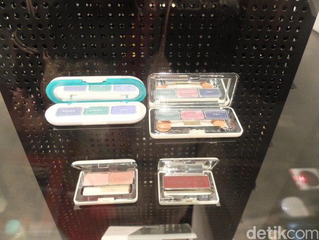 Tahun 1980, eranya makeup warna-warni. AmorePacific pun tak ketinggalan membuat produk eyesadow dengan warna-warna yang untuk era kini mungkin dianggap norak. Foto: Kiki Oktaviani/Wolipop