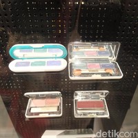 Tahun 1980, eranya makeup warna-warni. AmorePacific pun tak ketinggalan membuat produk eyesadow dengan warna-warna yang untuk era kini mungkin dianggap norak. Foto: Kiki Oktaviani/Wolipop