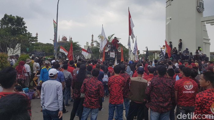 Nelayan Geruduk Pemprov Banten Tolak Penambangan Pasir Laut