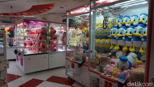 Mesin-mesin permainan di salah satu pusat game di Nipponbashi (Wahyu/detikTravel)
