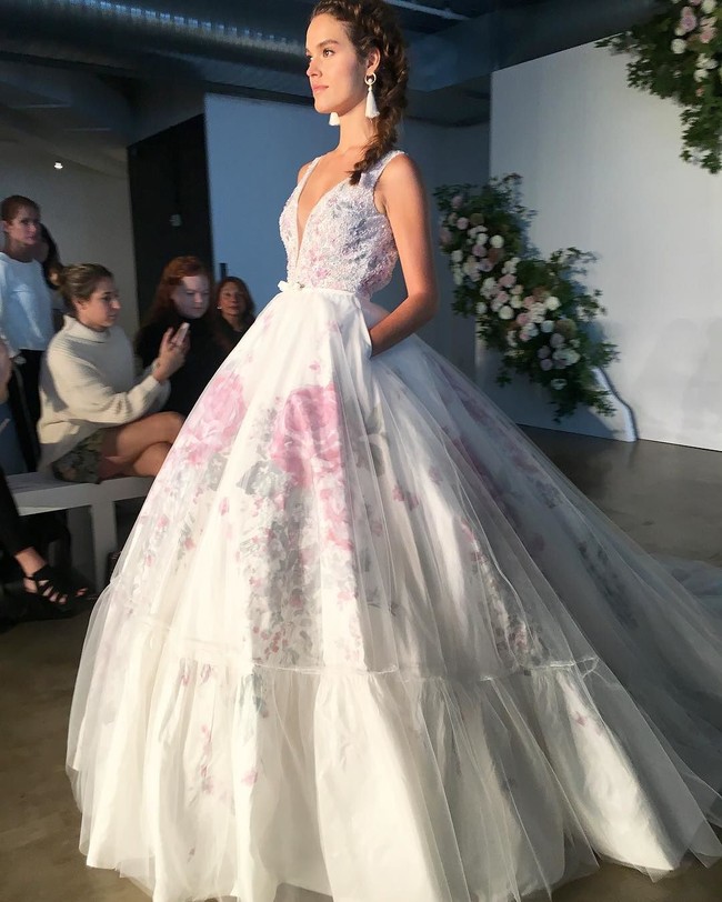 Bosan dengan model gaun yang itu-itu saja? Baju bridal dari brand Morilee ini mungkin bisa mengilhami Anda untuk cari baju pengantin bermotif bunga. (Foto: Instagram)