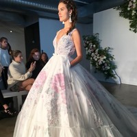 Bosan dengan model gaun yang itu-itu saja? Baju bridal dari brand Morilee ini mungkin bisa mengilhami Anda untuk cari baju pengantin bermotif bunga. (Foto: Instagram)