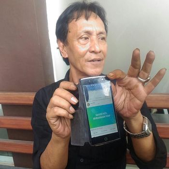 Salah satu pengurus PDIP Sidoarjo memperlihatkan status lain yang provokatif
