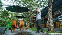 Kebersihan taman selalu terjaga baik dengan adanya petugas yang membersihkan kawasantersebut.