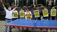 Aktivis yang memakai topeng bergambar Novanto berhasil memenangi pertandingan.