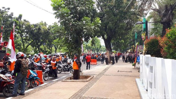 Mayoritas massa menggunakan kendaraan roda dua