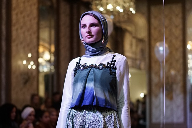 Dian Pelangi menggabungkan antara budaya Paris dan Indonesia melalui penggunaan tenun, songket,  serta permainan motif batik abstrak. Penyematan detail seperti manik-manik dan sisik ikan yang artistik mempercantik 12 koleksinya. Foto: Dok. Instagram @dianpelangi