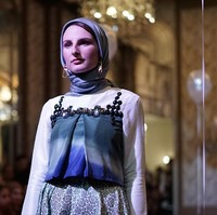 Dian Pelangi menggabungkan antara budaya Paris dan Indonesia melalui penggunaan tenun, songket,  serta permainan motif batik abstrak. Penyematan detail seperti manik-manik dan sisik ikan yang artistik mempercantik 12 koleksinya. Foto: Dok. Instagram @dianpelangi