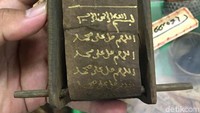 Rata-rata jimat itu terdapat tulisan aksara arab hitam, umumnya jimat jenis itu biasa disebut rajah atau azimat.