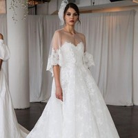 Gaun Marchesa kembali bisa jadi inspirasi. Gaun pengantin ala princess berikut punya sentuhan romantis dengan aksen bordir bunga.