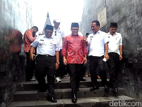 Azwar Anas Ziarah ke Makam Bung Karno dan KH Hasyim Asyari