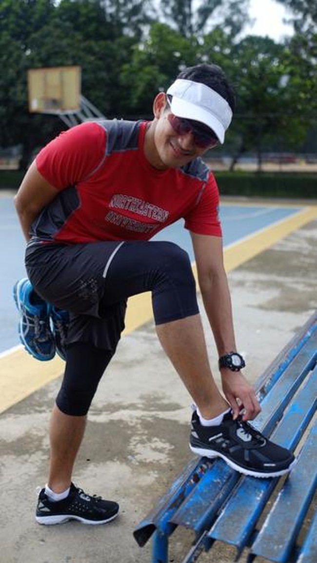 Sepatu dengan merek 910 edisi SandiUno tersebut merupakan hasil kolaborasi dengan Hartono, pengrajin sepatu binaan dalam program OK-OCE. Foto: Dok. Jakarta Berlari