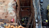 Para pekerja terus mengebut pembangunan underpass.