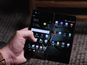 ZTE Wujudkan Ponsel Lipat Layar Ganda